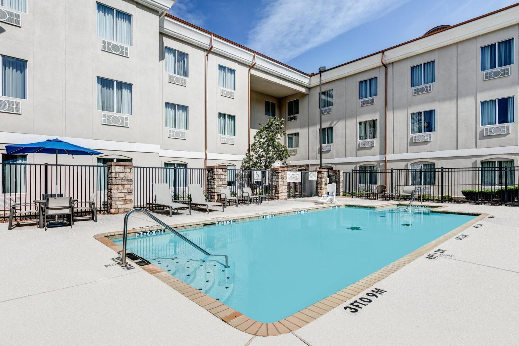 Holiday Inn Express Hotel & Suites Marshall By Ihg Exterior foto